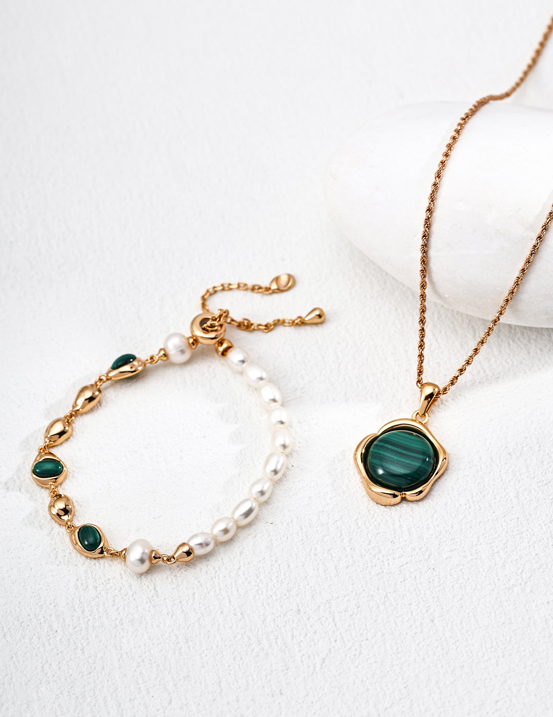 Unconditional love - Malachite meets pearl - earrings