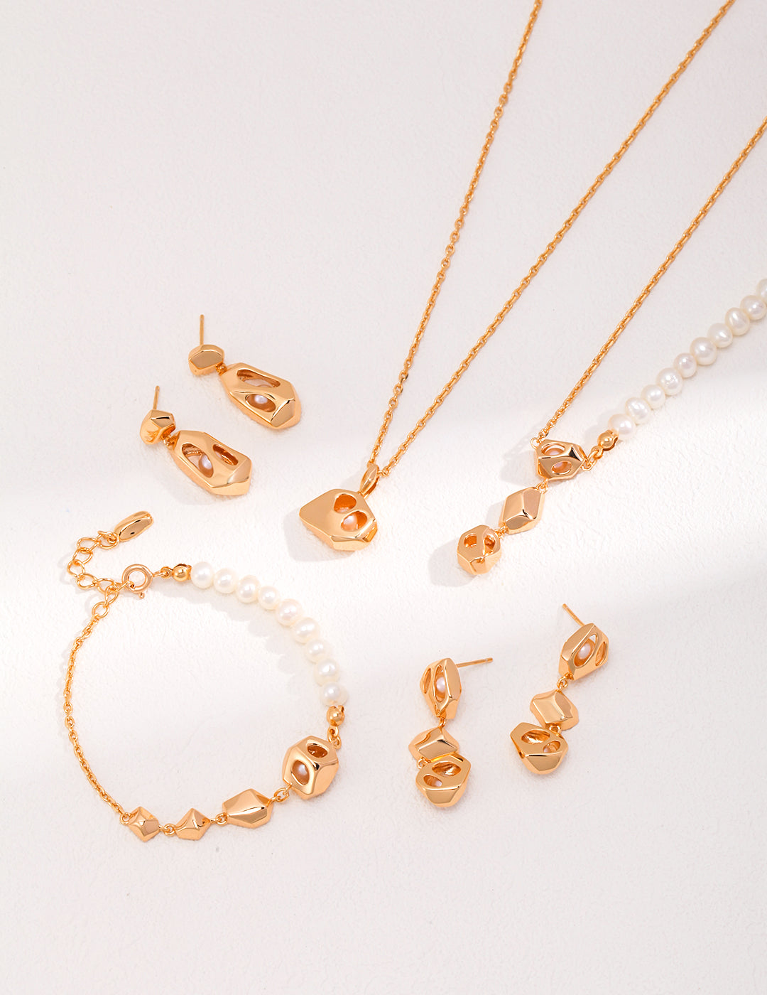 Ebb & Flow pearl necklace