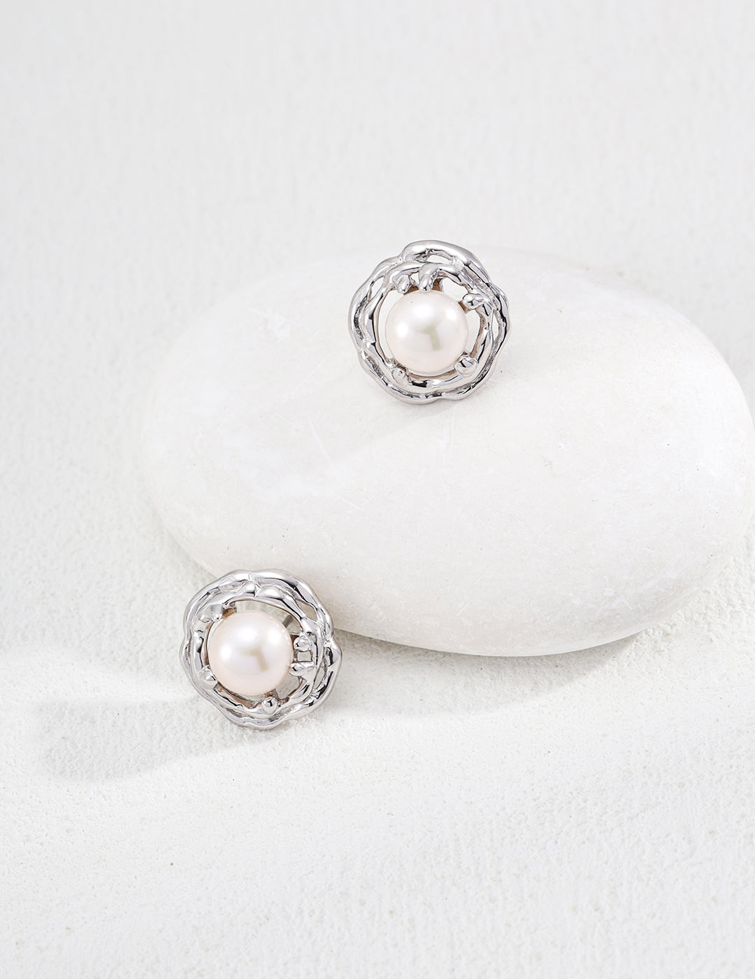 Textured retro gold pearl earrings